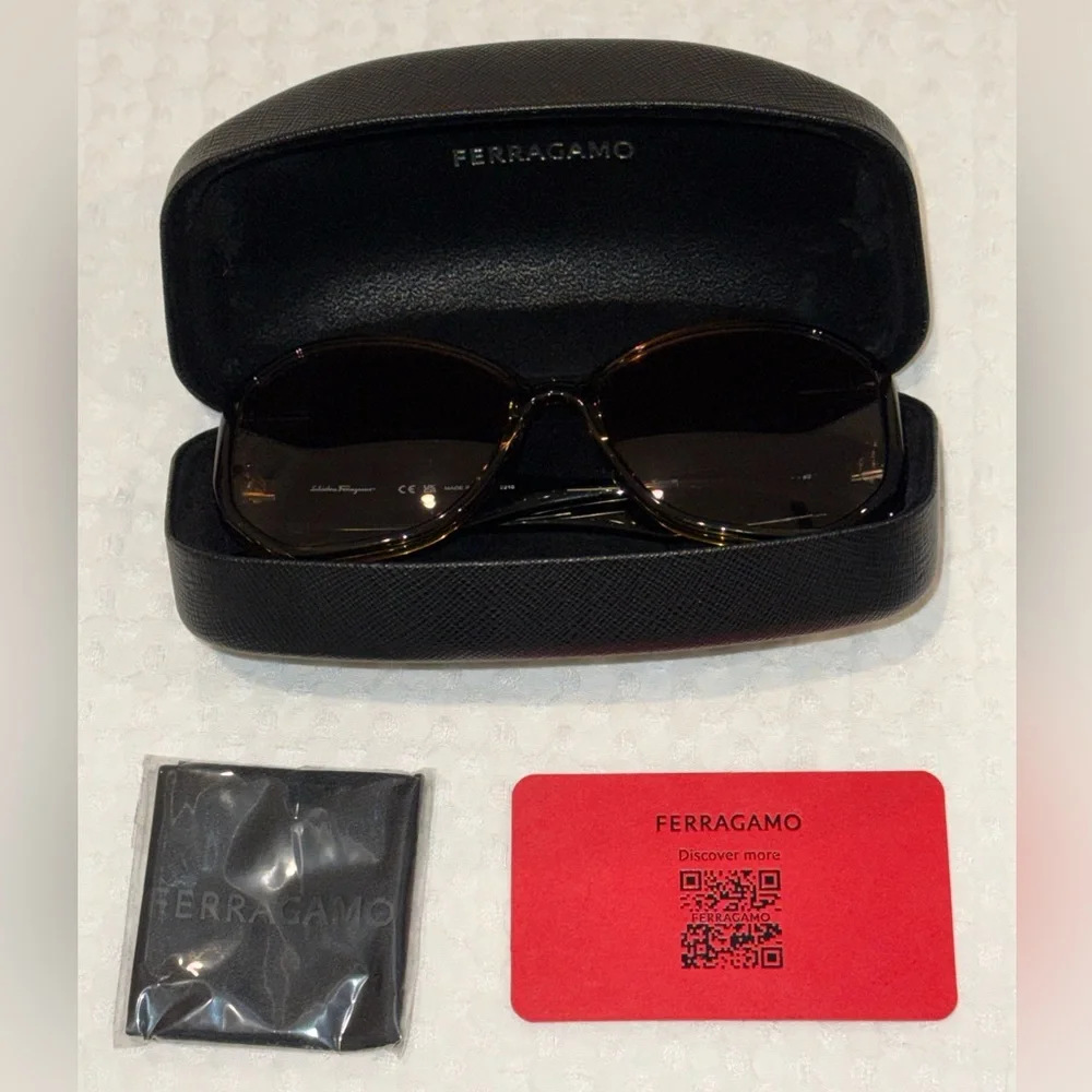 Ferragamo Oversized Sunglasses - Picture 5 of 7
